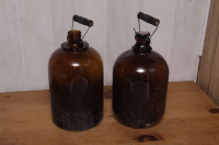 Deux bouteilles anciennes en verre brun