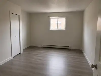1bedroom is available in a 2 bedroom apartment. Looking for a clean, respectful and responsible room...