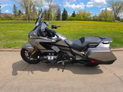 2018 Honda Gold Wing Tour bagger for sale! Fully loaded with all the bells and whistles including he...