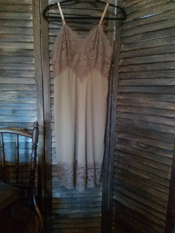 #25 Vintage Vanity Fair Lacey Romantic Light Brown Slip 32 Small in Women's - Other in Oshawa / Durham Region - Image 6