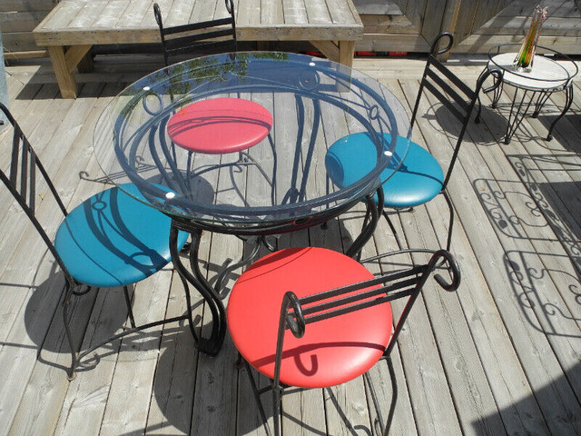 Chaise bistro en fer forgé, ''Trica'', assise en cuirette dans Mobilier pour terrasse et jardin  à Ville de Montréal - Image 2