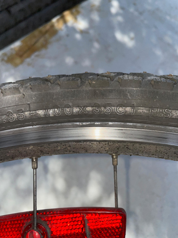 Roue de vélo 700 pneus d'hiver dans Châssis et pièces  à Ville de Montréal - Image 4