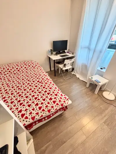 The best Location Highrise condo Private room One block to Skytrain for 2mins New Westminster Statio...