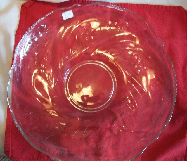 Large Vintage Round Flower  Glass Serving Bowl/Charger dans Art et objets de collection  à Longueuil/Rive Sud