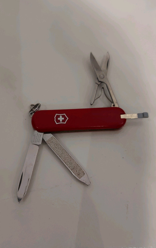 Victorinox Swiss Army Classic SD Multi Tools in Hand Tools in Mississauga / Peel Region - Image 4