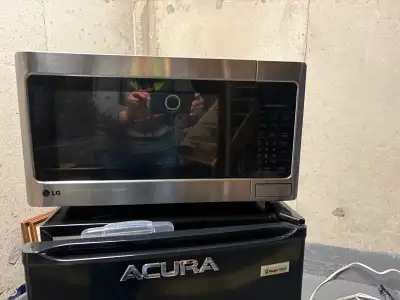 LG microwave with 1000W maximum output and model number LMS1190ST/01. Here are some additional featu...