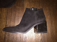 NEW Kenneth Cole Black Suede Womens Boots Booties Size 9