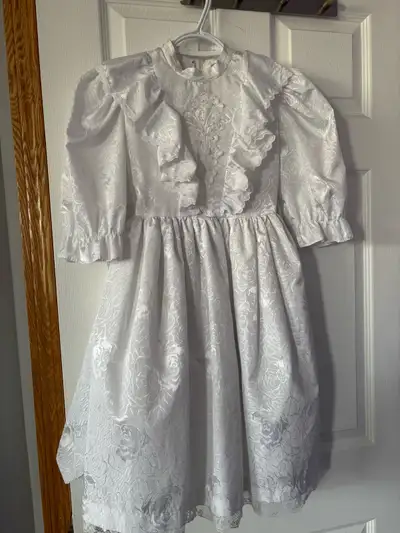 Size 4 (small) Excellent conditon. Worn once and dry cleaned. No rips