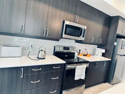 2B1B available inside a Townhouse at Findlay Creek to share