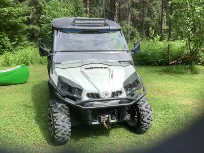 Commander CanAm 1000 2012. Suspension à l'air' portes en acier ajoutées. Entretiens fait tous les an...