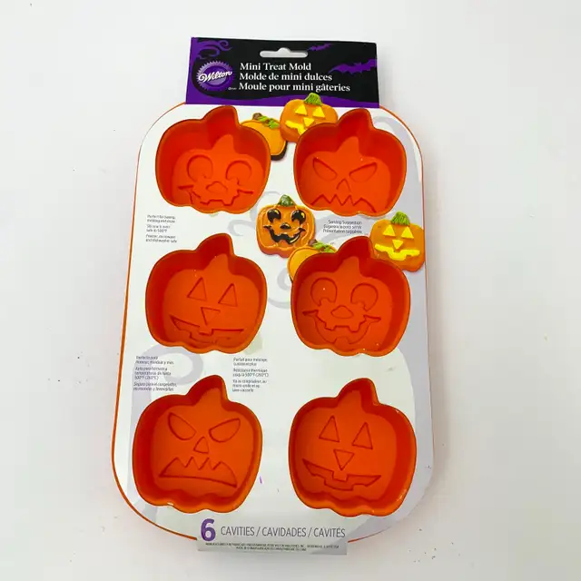 Pumpkin Treat Pan Silicone Baking Mold Halloween Bakeware Wilton in Kitchen & Dining Wares in Calgary - Image 2