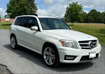 This pre-owned 2012 Mercedes-Benz GLK 350 delivers a refined driving experience with its powerful 3....