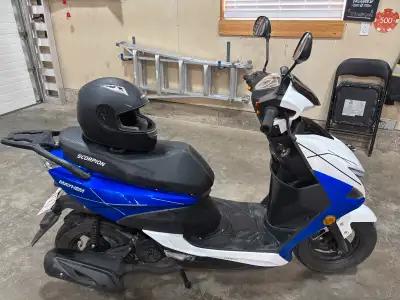 Scorpion Mayhem 2023 Moped 1609 km 50CC USB Port Cheap on gas Helmet included Comes with Scooter tru...