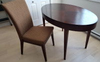 Table  ovale en bois unique avec chaise tissu