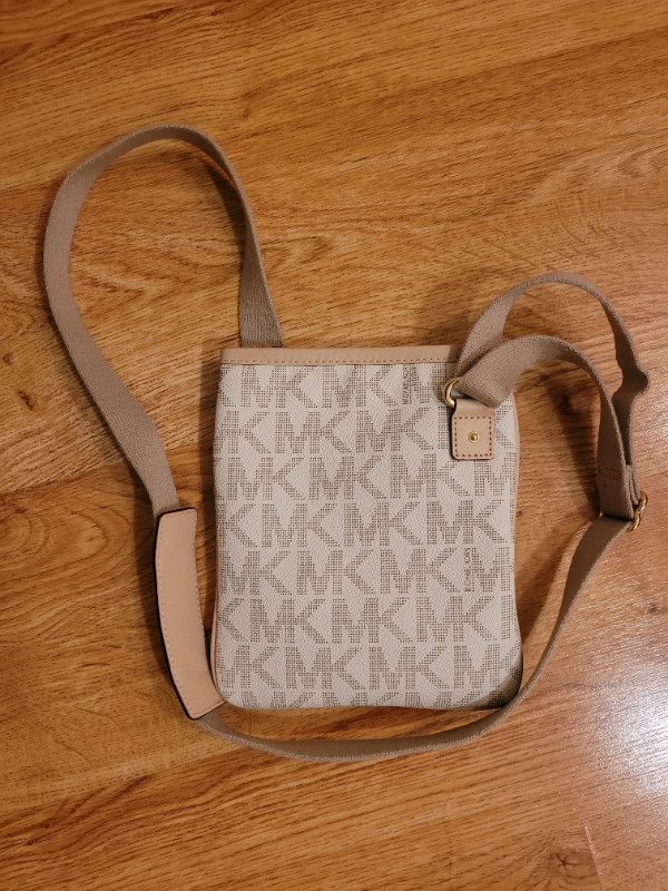 Michael Kors Messenger crossbody in Women's - Bags & Wallets in Markham / York Region - Image 3