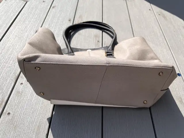 women purse Calvin Klein  in Women's - Bags & Wallets in Ottawa - Image 4