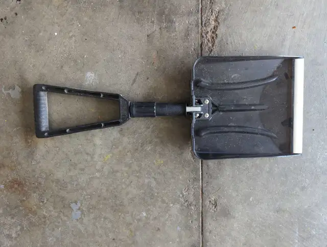 SnoTool Snow Shovel in Outdoor Tools & Storage in Leamington - Image 3
