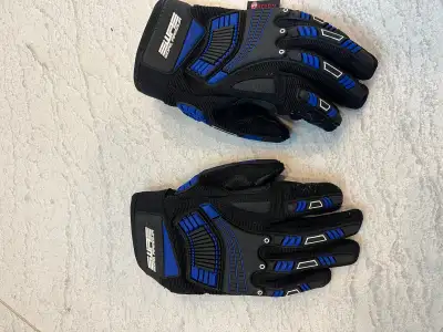 Riding gloves size small. Great condition.