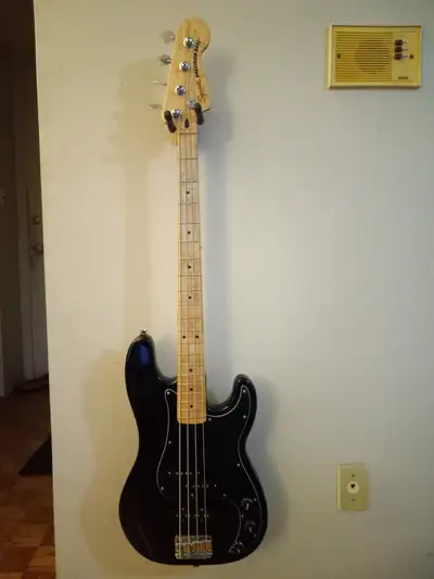 Fender Squire P Bass with Amp, View more
