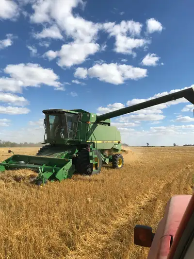 1994 John Deere 9500 Combine, comes with 914 pickup head Combine is in good shape, always stored ins...