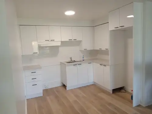 3 ½: Appartement entièrement rénové, dernier étage, situé dans un immeuble calme et propre. Proche d...
