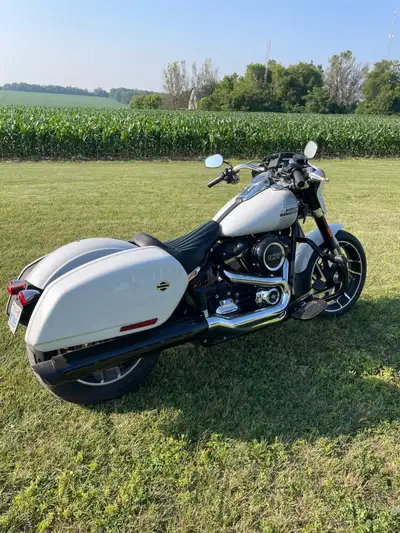 This 2021 Harley-Davidson Sport Glide is a versatile cruiser quick detach saddle bags and front fail...