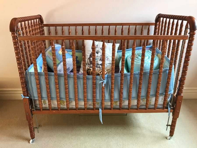 Crib/Toddler Bed & Change Table in Cribs in Thunder Bay