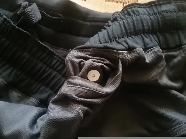 Lululemon Hotty Hot Short Low-rise Black Size 4 in Women's - Bottoms in City of Toronto - Image 6