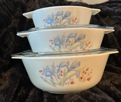 Spruce up your kitchen with this vintage Pyrex “blue iris” set, which includes three casserole dishe...