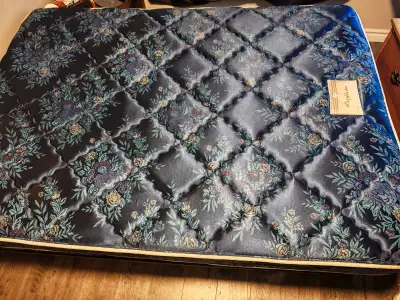 lit Queen Size standard + sommiers + cade de lit, View more