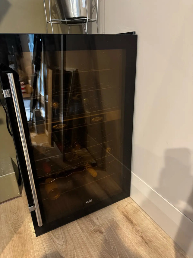 Dual zone wine fridge in great condition! in Refrigerators in Calgary - Image 2
