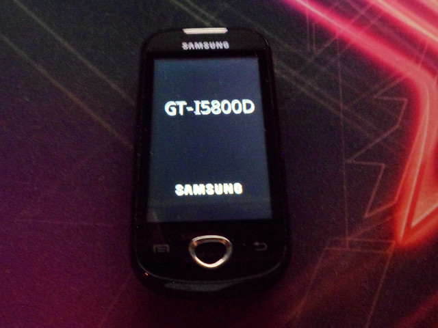 Samsung GT-I5800D Telus cell phone 9/10 with purple case in Cell Phones in Markham / York Region - Image 2