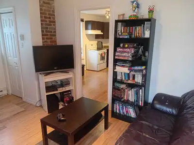 CESSION DE BAIL – 3 ½ CENTRE-VILLE DE LÉVIS Disponible 1er février (flexible) 900 $/mois n.c/n.é Jol...