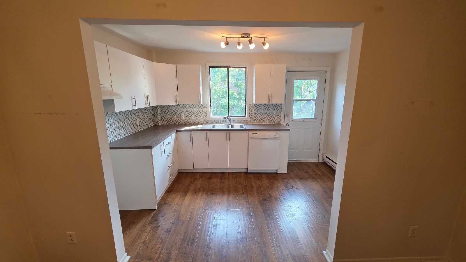 Très beau 4 1/2 ensolleillé deux pièces fermées — photo 1