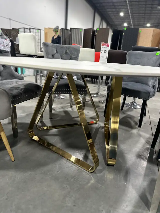 Round Dining Table in Dining Tables & Sets in Calgary - Image 4