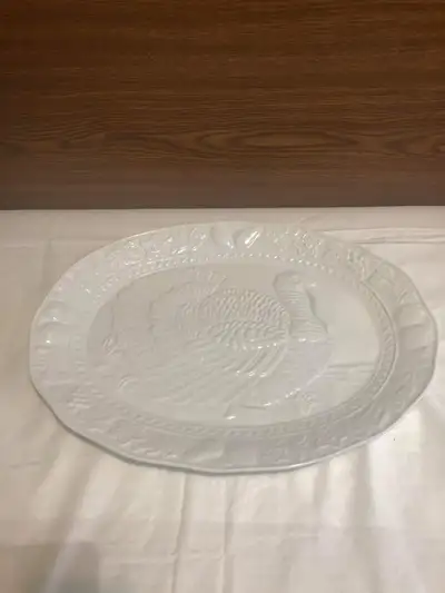 This elegant white ceramic turkey platter is the perfect addition to your Family gathering or holida...