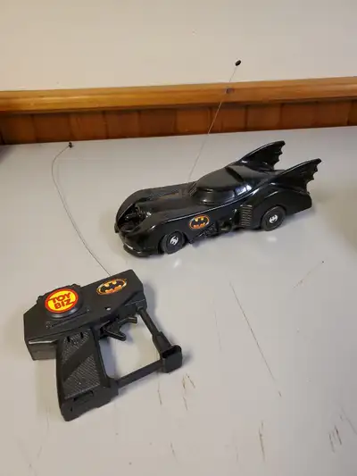 Vintage 1989 Toy Biz RC Remote Controlled Batman Batmobile. Cosmetically the car it is beautiful sha...
