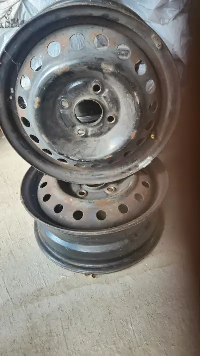 Used 15 in metal rim in good condition