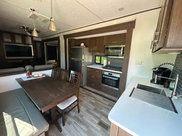 Beautifully Maintained Seasonal Trailer. in Houses for Sale in Kitchener / Waterloo - Image 4