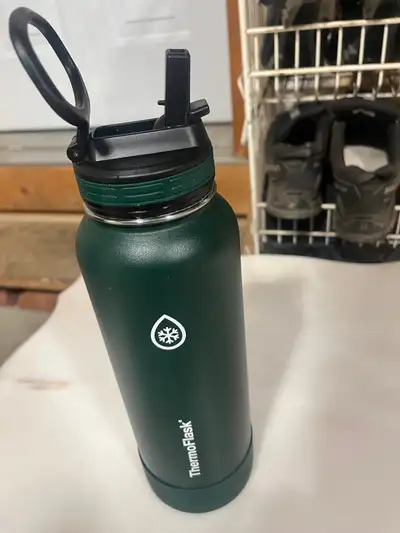 keeps drinks hot or cold for hours!