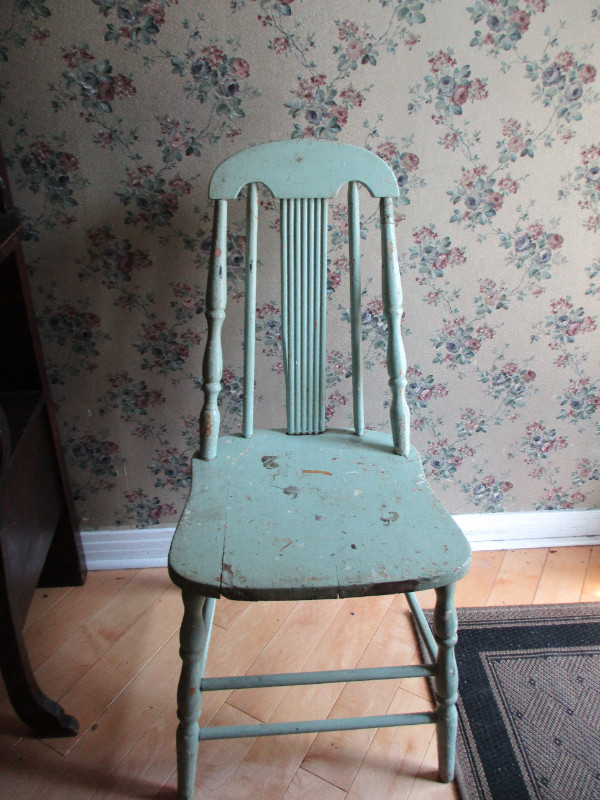 2 Chaises antiques  différentes dans Chaises, Fauteuils inclinables  à Longueuil/Rive Sud