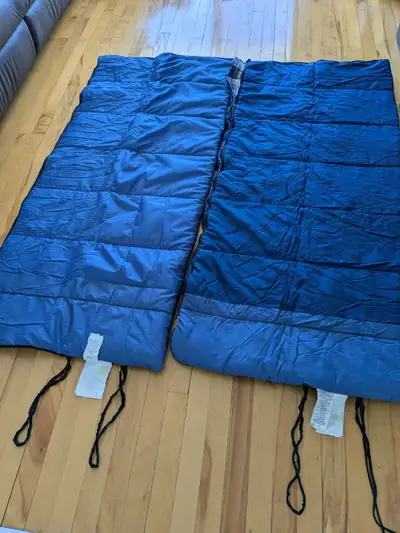 Deux sacs de couchage format junior - 61" de longueur - très utiles élastiques, à même les sacs, pou...