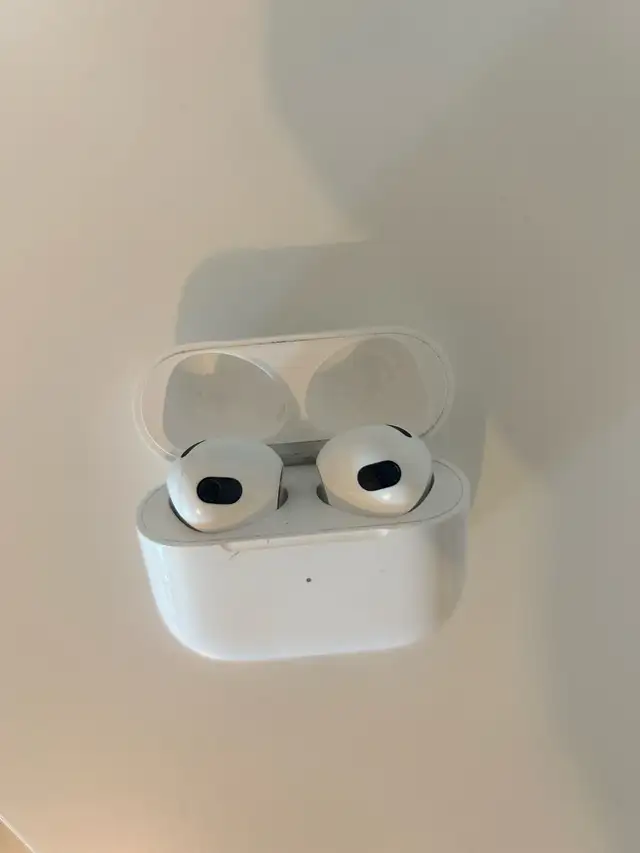 Apple AirPods 3 in Headphones in Oakville / Halton Region - Image 3