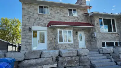 Maison luxueuse semi-détaché, 2 grandes chambres + 1 chambre ouverte pour bureau, den ou autre. 2 sa...