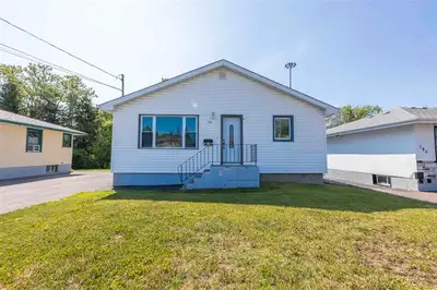 This beautiful, newly renovated 3 bedroom, 1.5 bathroom detached house could be your perfect place t...
