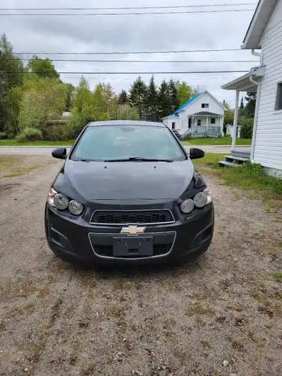 Je vends ma Chevrolet Sonic LT 2012, une voiture compacte et fiable avec environ 220 000 km au compt...