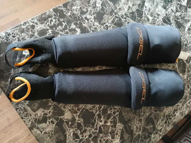 OGEL Ball hockey shin pads in Hockey in Calgary - Image 2