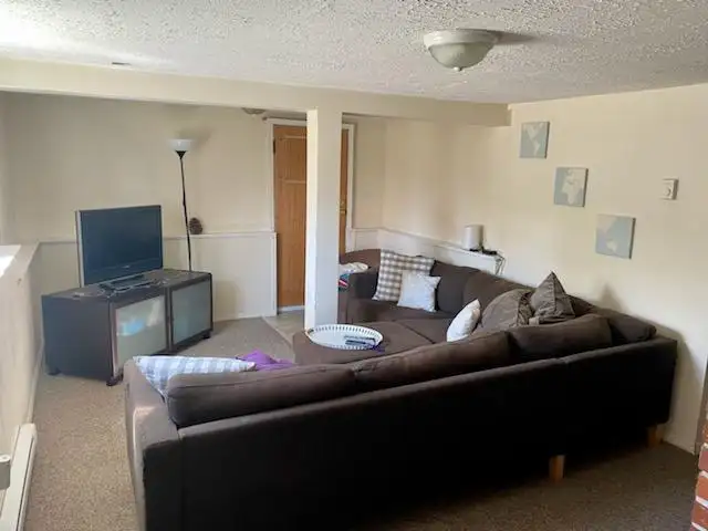 Best deal in Gordonhead. 3 bedroom suite steps to UVIC