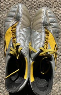 1 Pair Umbro Soccer Shoes 