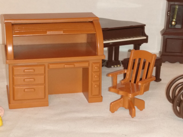 Fisher Price 1978 Dollhouse + Furniture in Toys & Games in City of Toronto - Image 3